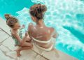 Sonnenschutz auftragen am Pool
