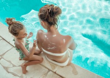 Sonnenschutz auftragen am Pool