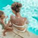 Sonnenschutz auftragen am Pool